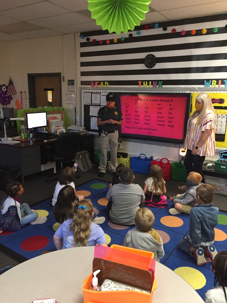 SRO teaches students how to stay safe.